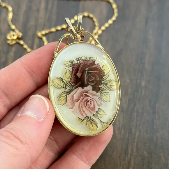 Vintage Oval Floral Rose Pendant Necklace – 14K Gold Plated Chain 🌹💜 - Picture 6 of 7